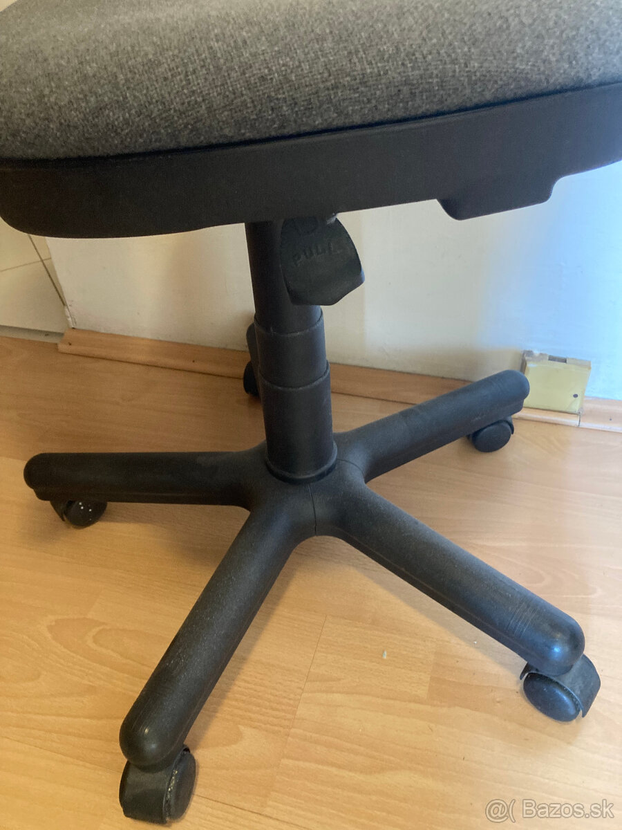 Predám kancelársku polohovateľnú stoličku - 4