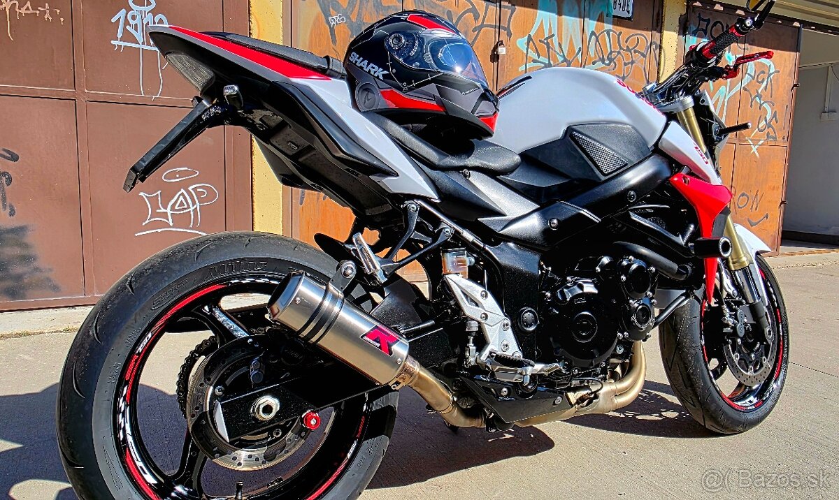 Krasna Suzuki GSR 750 - 4