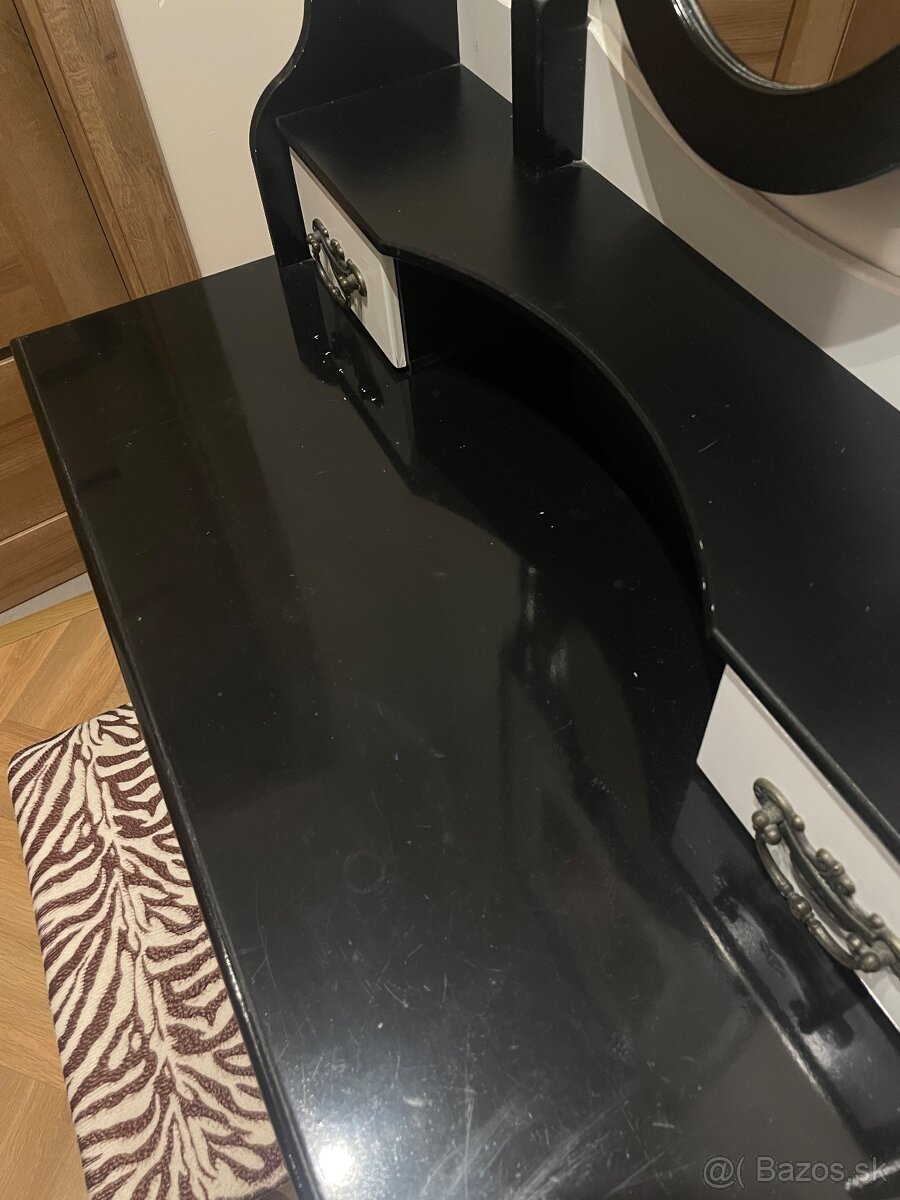 Kozmetický stolík - 4