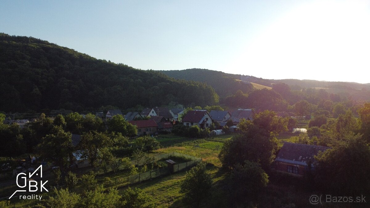 NA PREDAJ Slnečný rovinatý pozemok s chalupou v prírode - 4