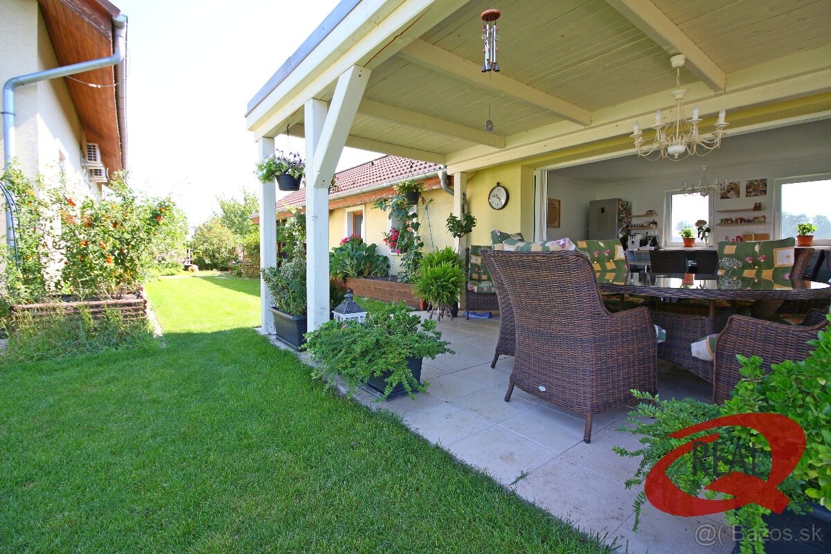 RODINNÝ DOM V SÚKROMNEJ ULIČKE S BAZÉNOM A LETNÝM DOMČEKOM - 4