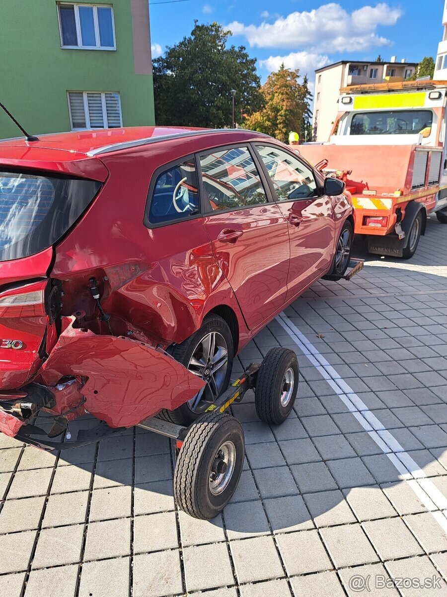 Havarovaný hyundai i30 - 4