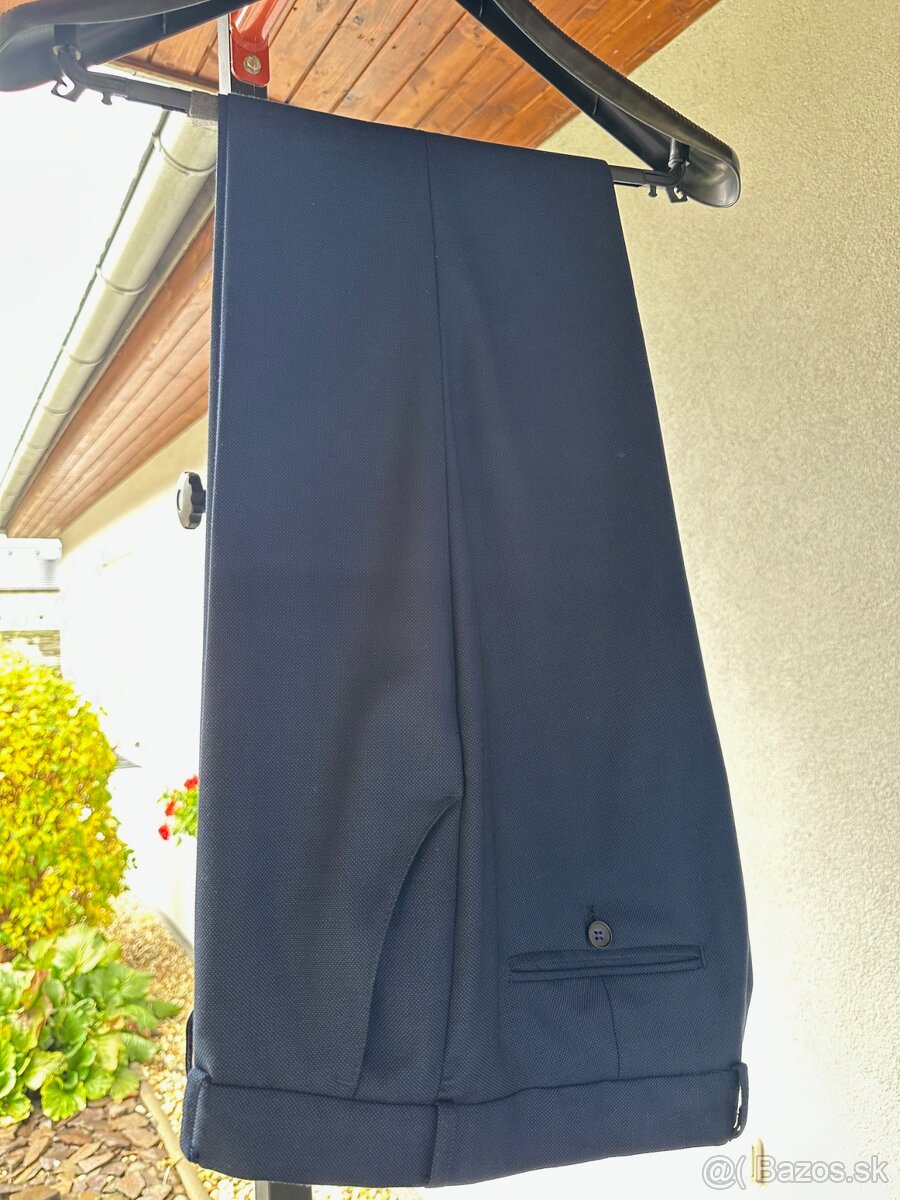 Kvalitný tmavomodrý oblek - stužková/promócie - 4