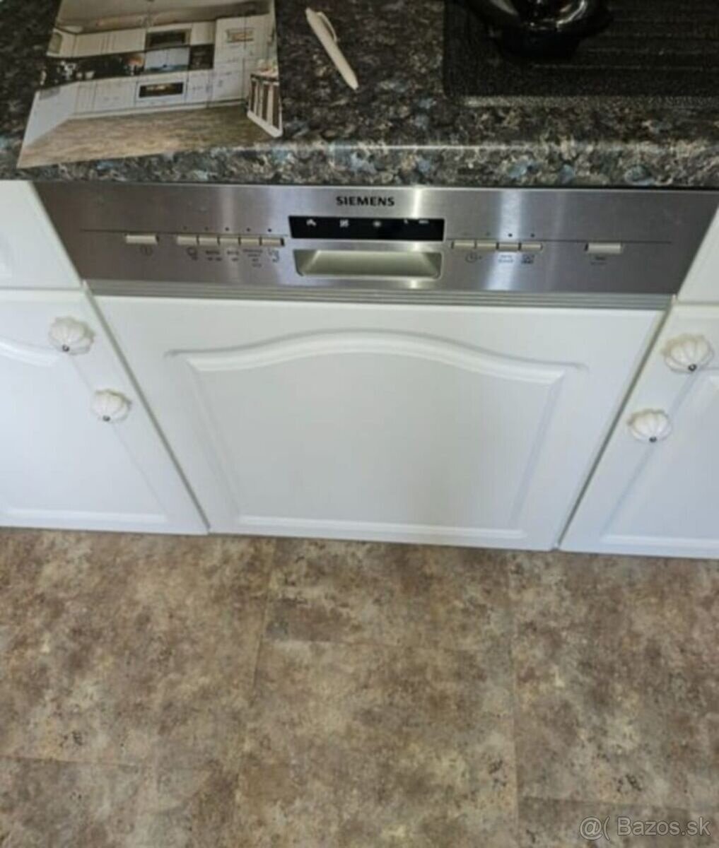 Bílá venkovská kuchyně s vestavěnými spotřebiči,5387 - 4