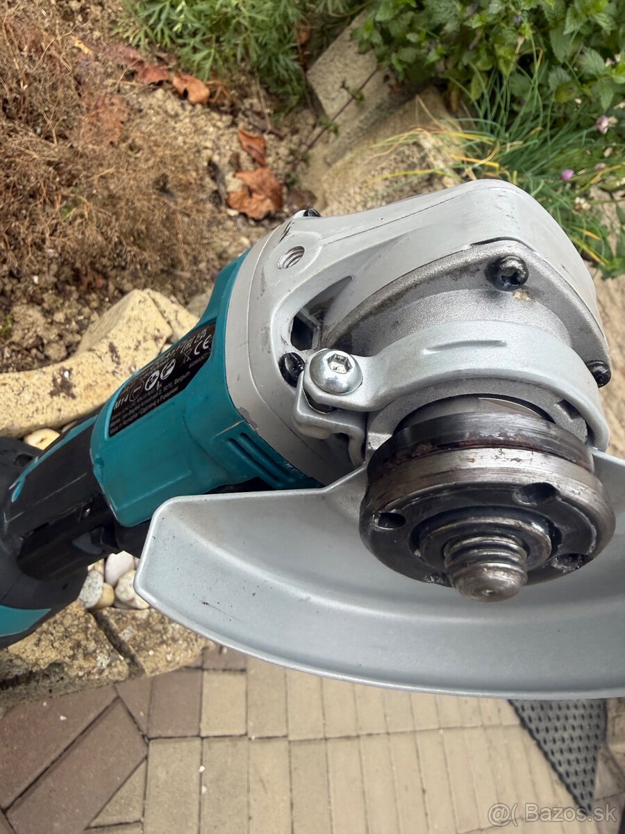 Makita DGA517 - 4