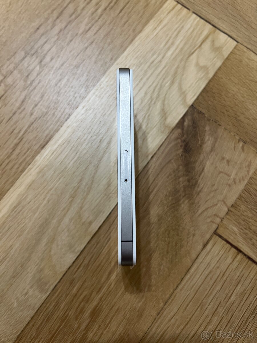 Nový Apple iPhone 4 32GB White - 4