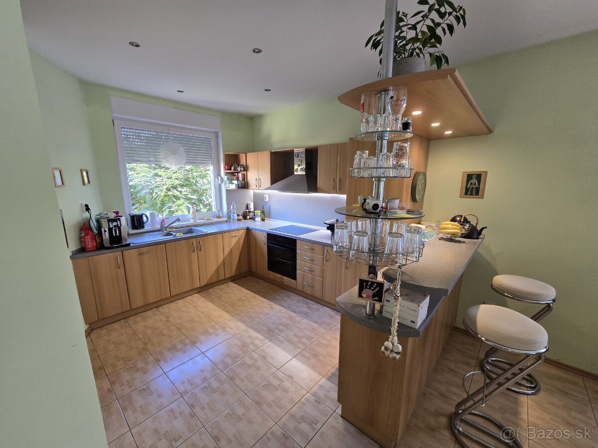 REZERVOVANE - 3 podlažný, 7 izbový RD s bazénom a garážou - 4