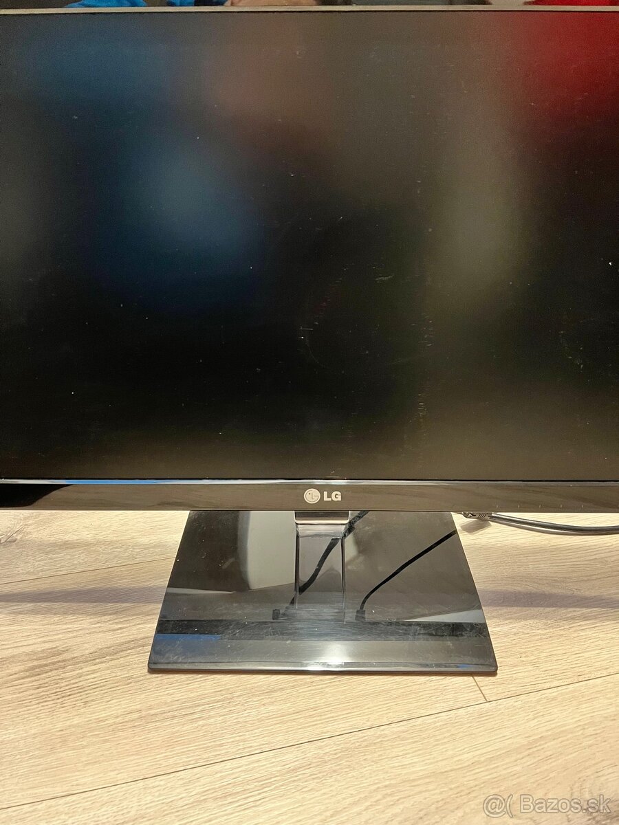 Predam monitor LG E2360T-PN - 4