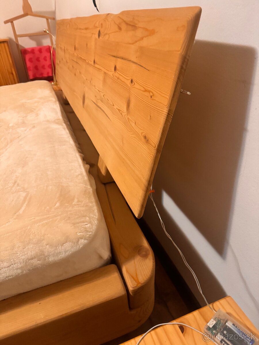 Predali masívnu posteľ aj s matracom - 4