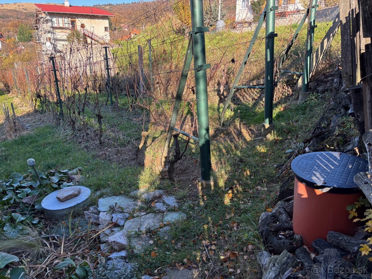 Stavebný pozemok s malou chatkou - 4