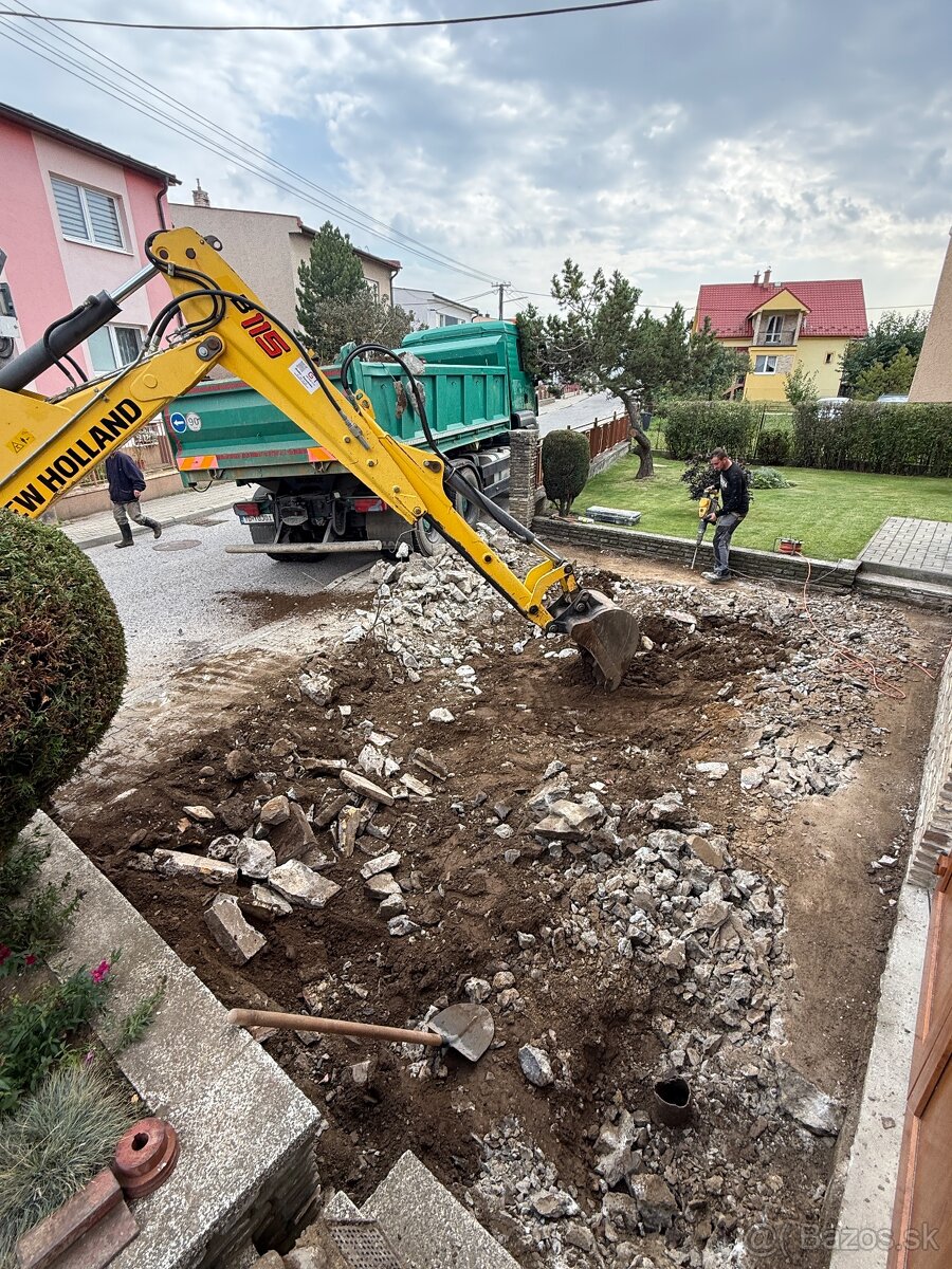 Výkopové práce traktor bagrom - 4