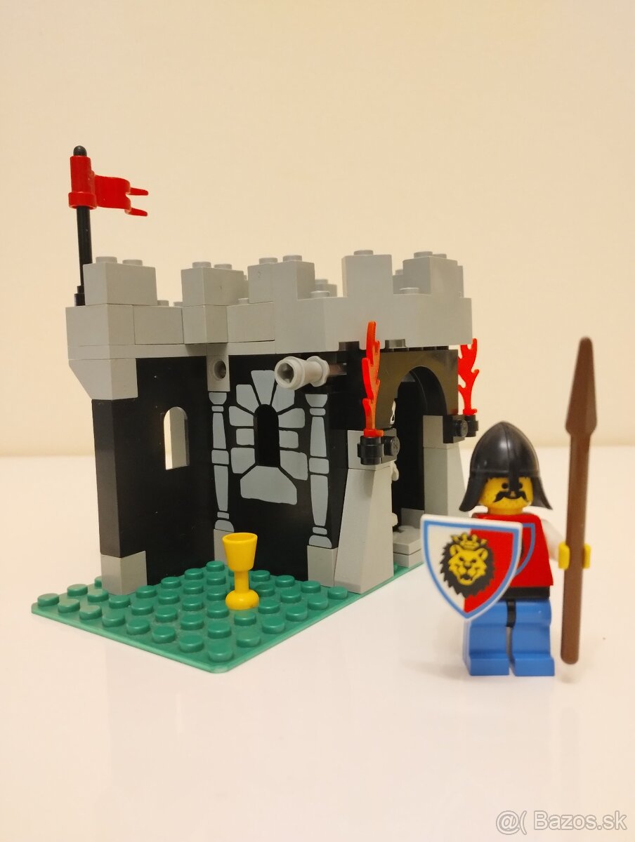 LEGO Castle 6036 Skeleton Surprise - 4