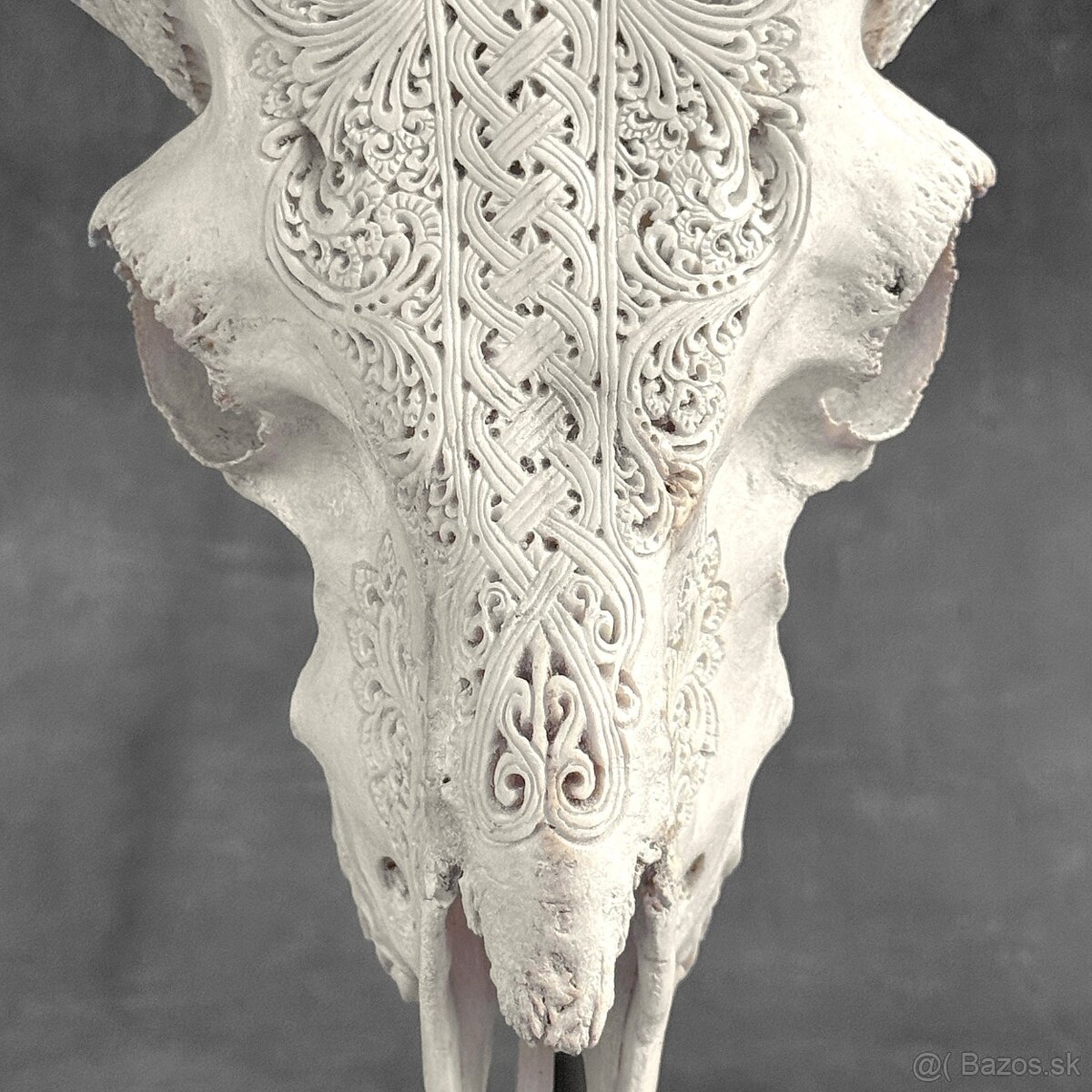 Vyrezávaná lebka barana na kovovom stojane - motív Infinity - 4