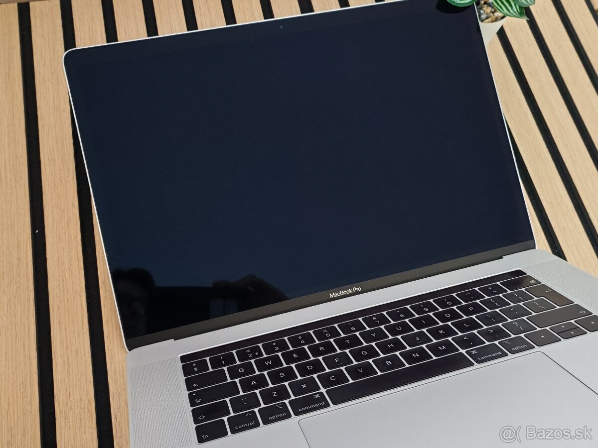 MacBook Pro 15" 2018 Strieborný | i7 | 16+256GB - 4