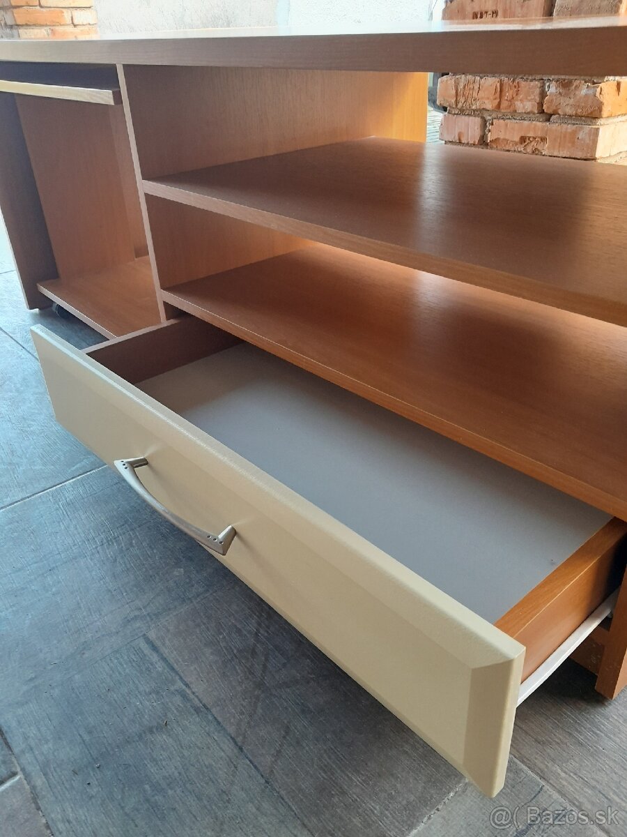 Stolík pod TV. - 4