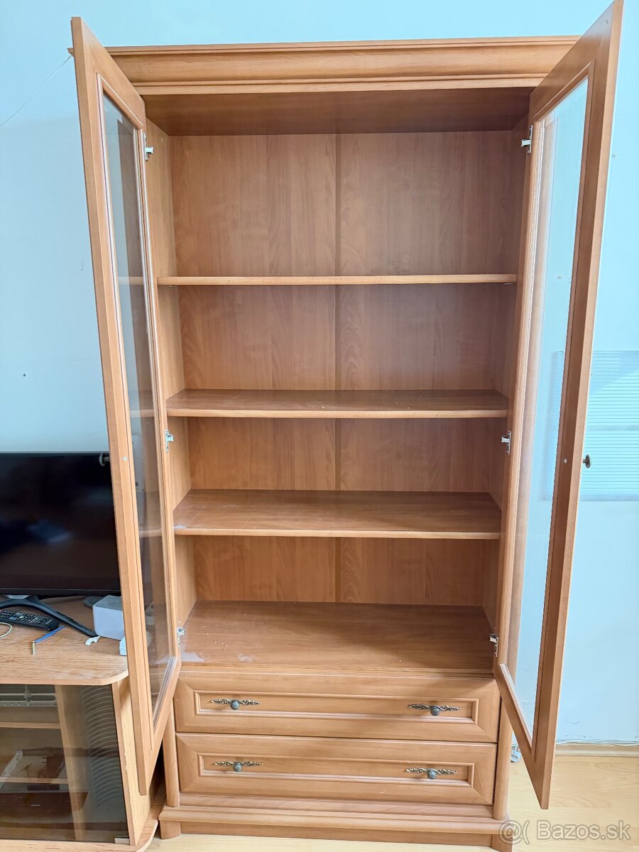 Kvalitná vitrína z dreva - 4