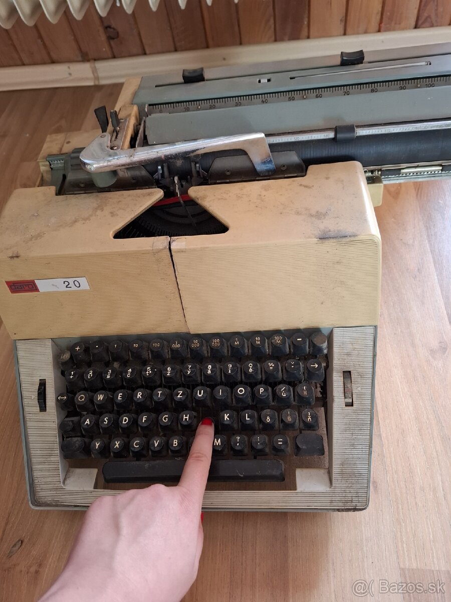 Starý mechanický písací stroj Daro 20 - 4
