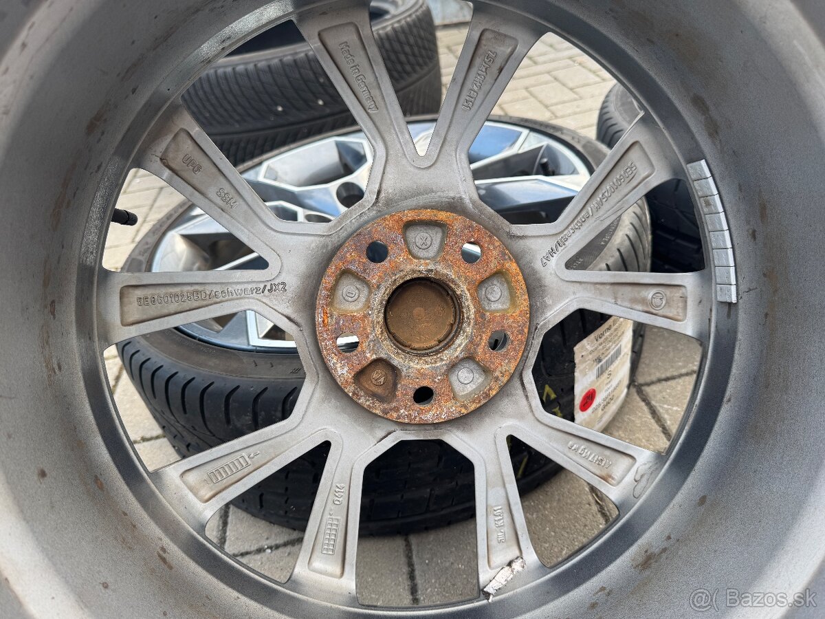 Skoda Octavia RS 225/40R19 - 4