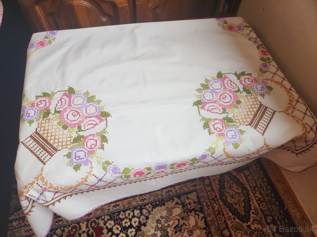 Nádherný biely obrus zdobený veľkými košami s ružovými a fia - 4