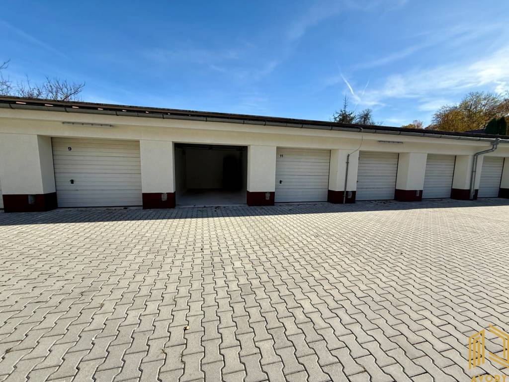 NA PREDAJ MUROVANÁ GARÁŽ (22m2) SENICA, SADOVÁ UL. - 4