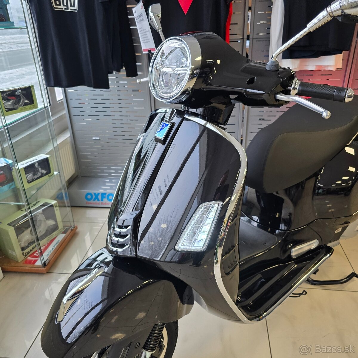 Vespa GTS 125 čierna - 4