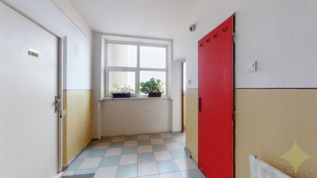Na predaj 3 izbový byt v Lučenci na Rúbanisku III na 8/12 po - 4