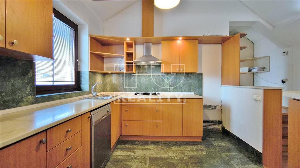 Rodinný dom - 2 samostatné byty, priestranná terasa a... - 4