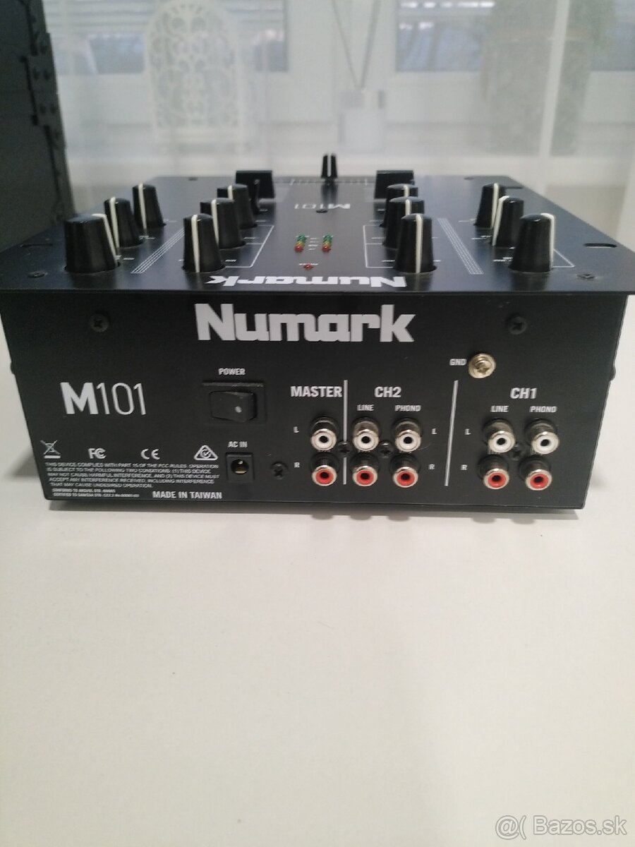 Mix pult Numark - 4