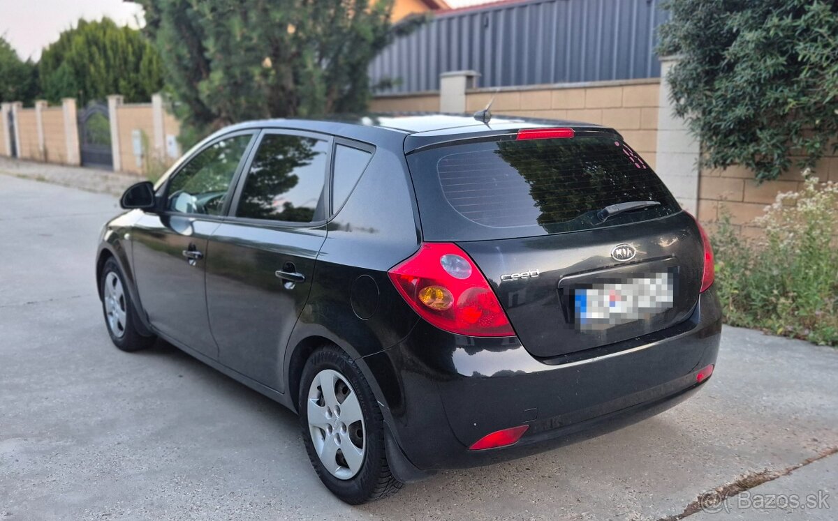 Kia Ceed 1.4 16v Benzín 2010 Hatchback - 4