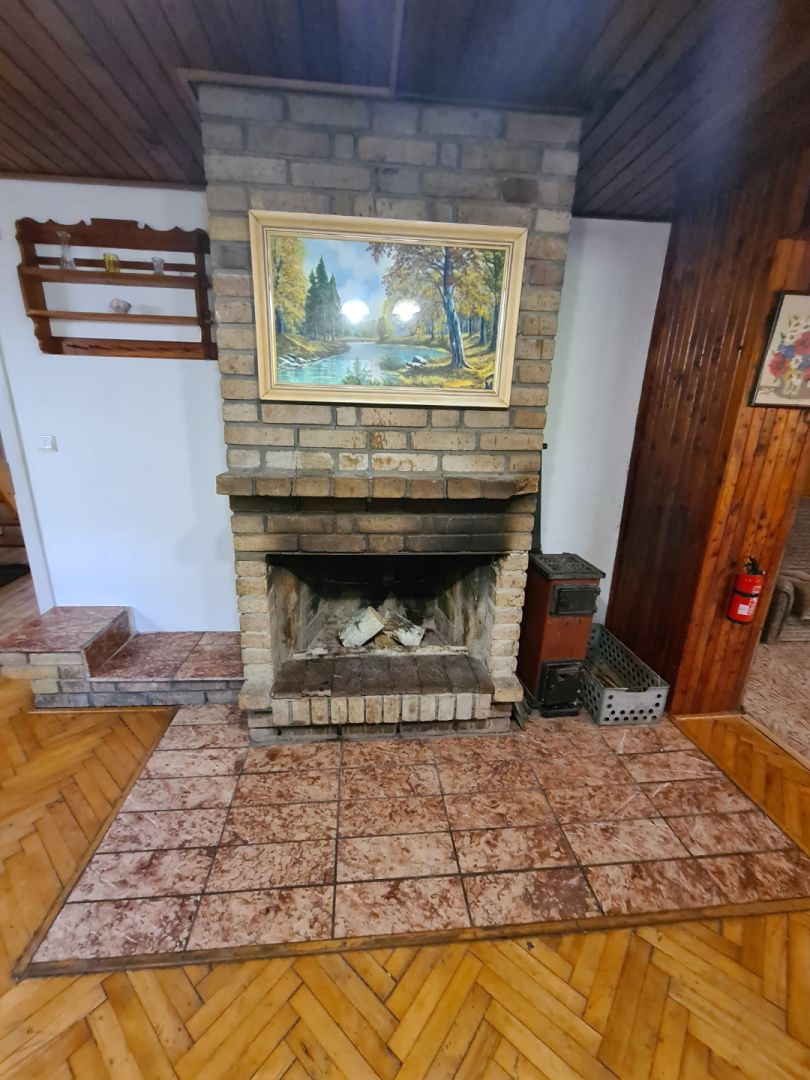 Zaujímavá pekná priestranná murovaná chata v prírode - 4