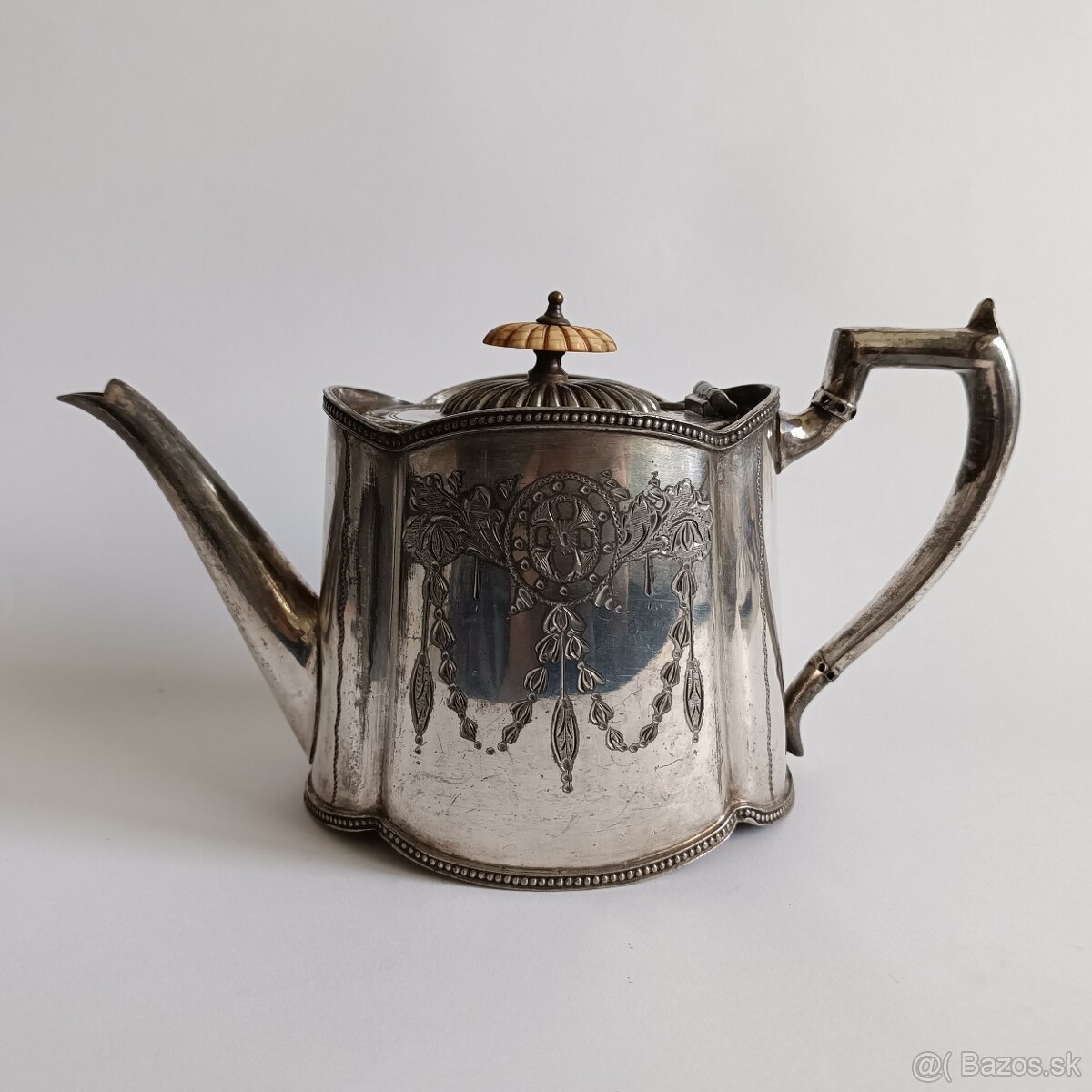 Starožitný zdobený postriebrený čajník - 4