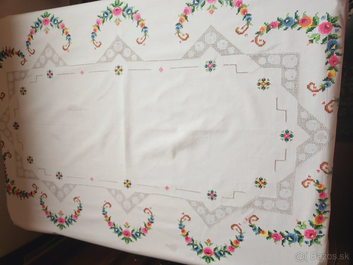 Krásny maslový obrus zdobený farebnou výšivkou kvietkov a až - 4
