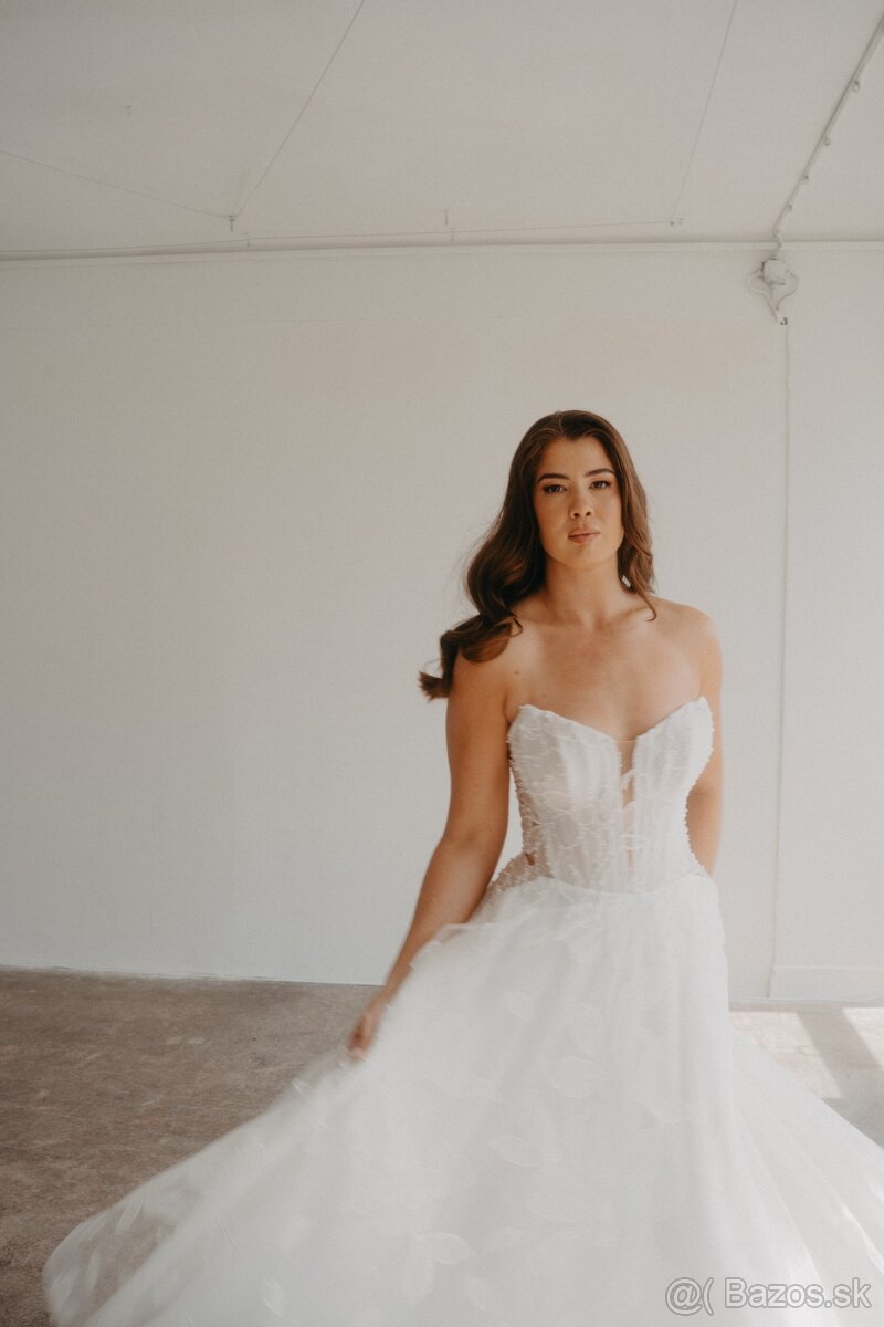 Nadčasové svadobné šaty - 4
