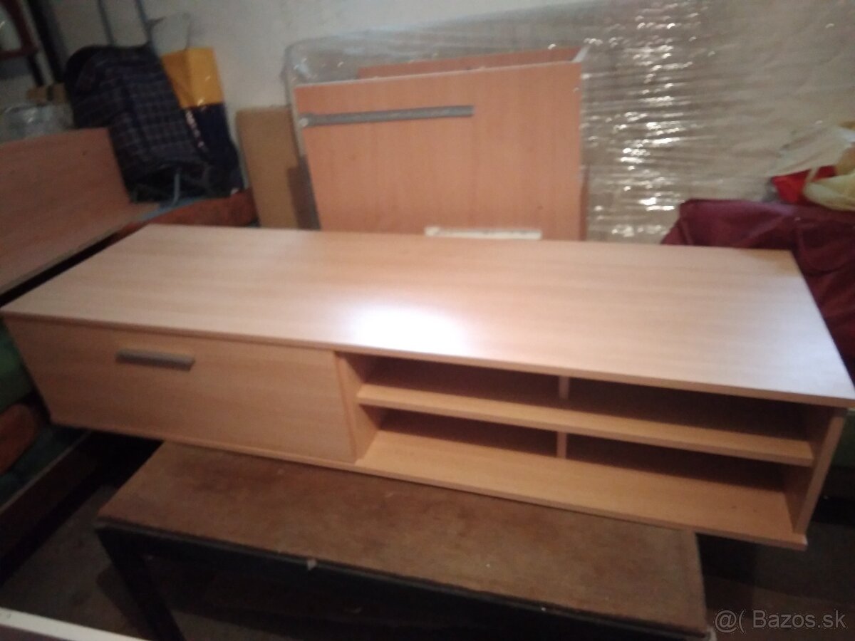 Predám lacno spodnú časť obývacej steny. - 4