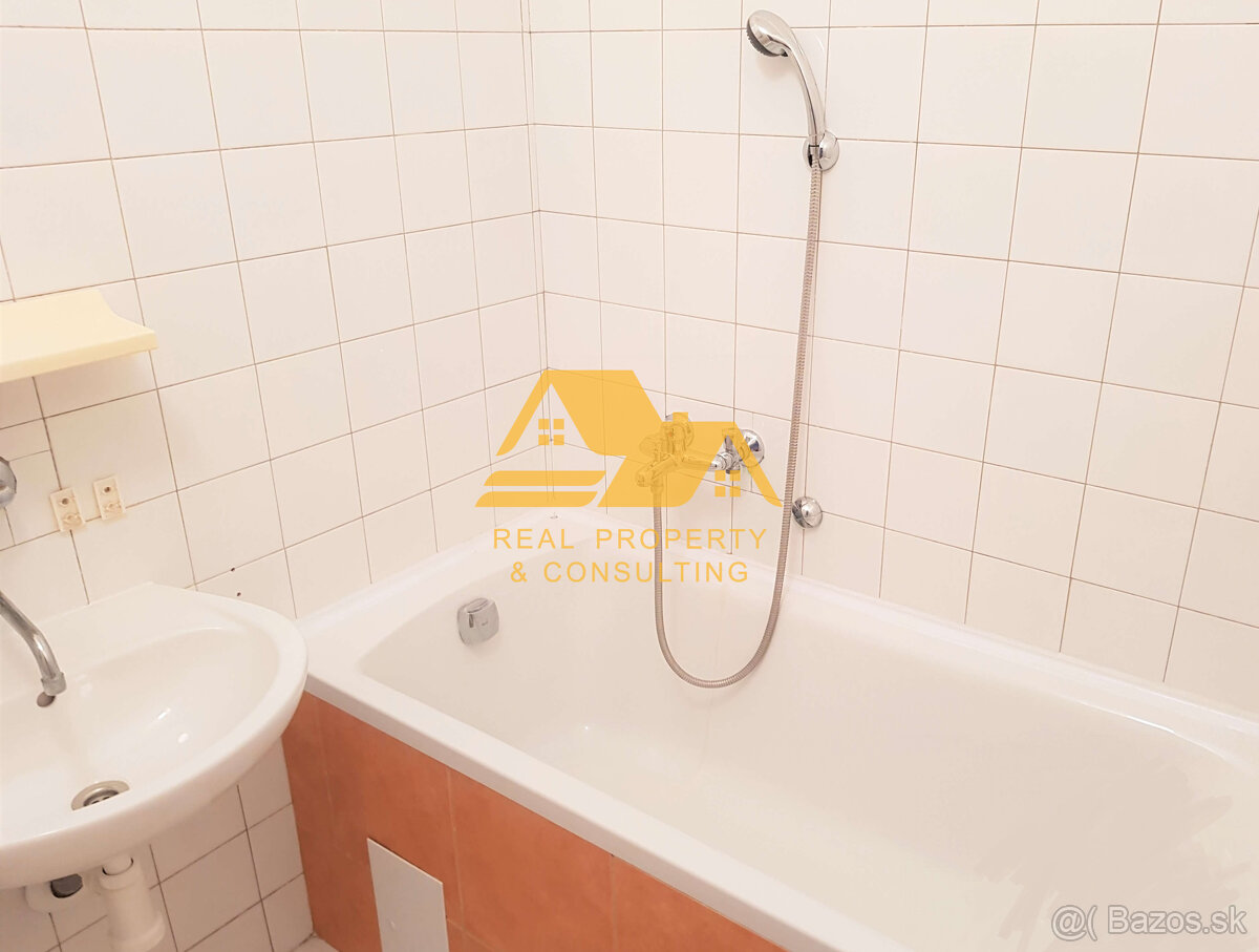 Predám tehlový 3 izbový byt v centre v Nových Zámkoch - 4