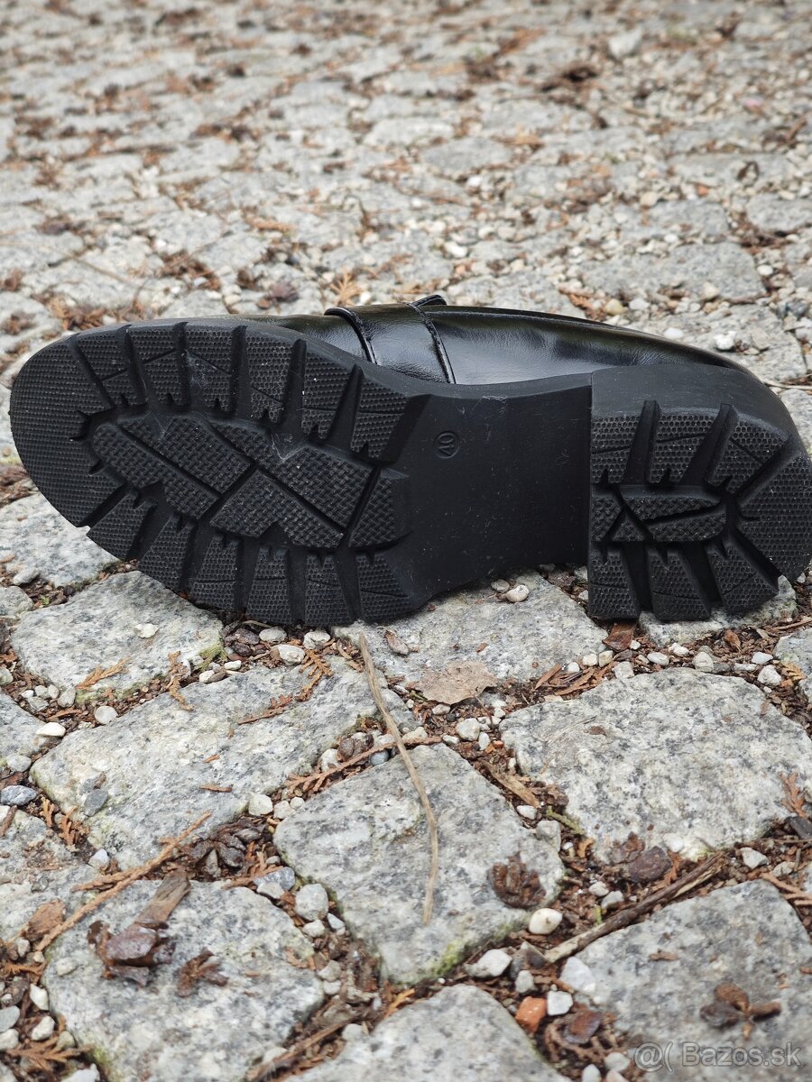 čierne lakované poltopánky, veľkosť 40 - 4