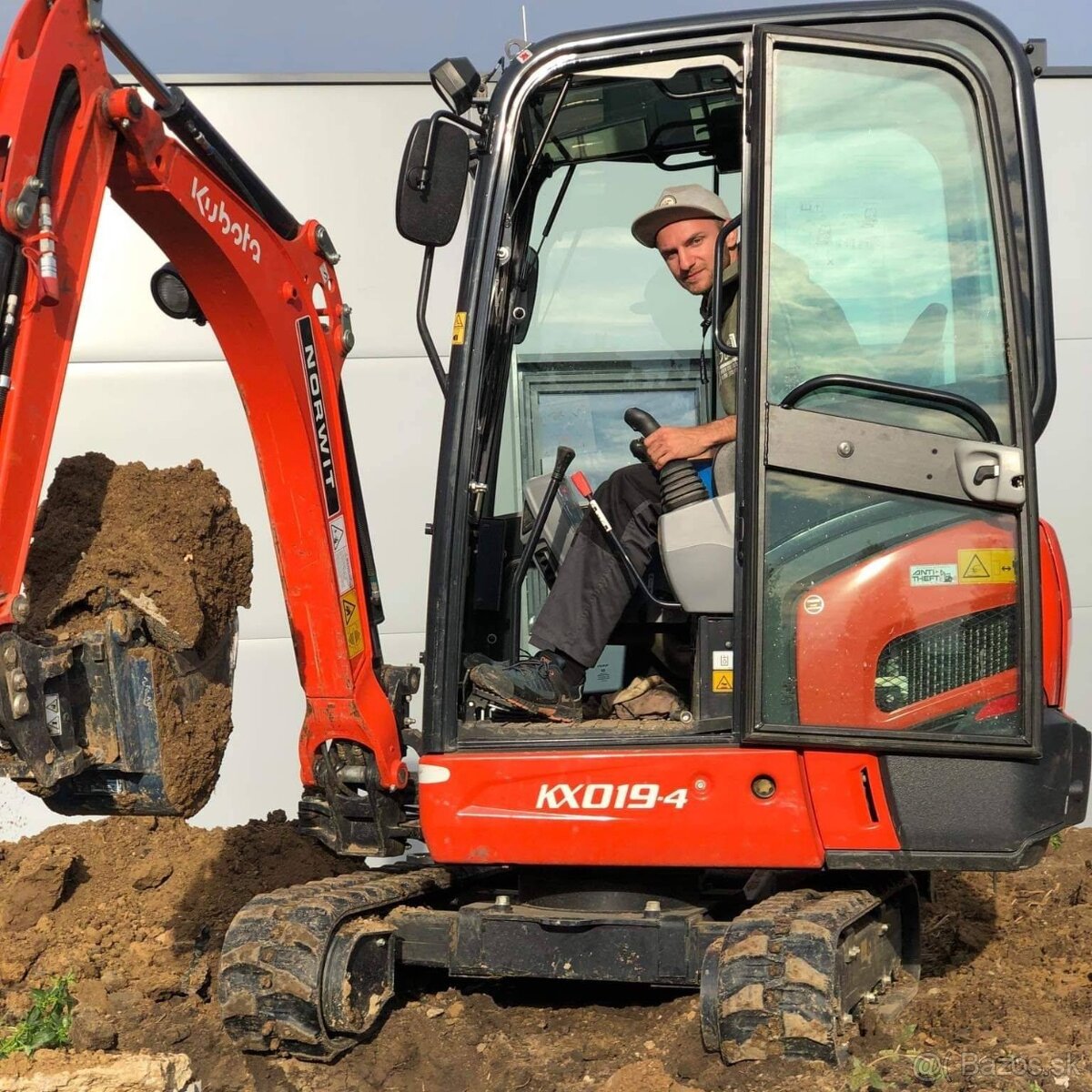 Zemné práce mini bagrom okolie NR - 4