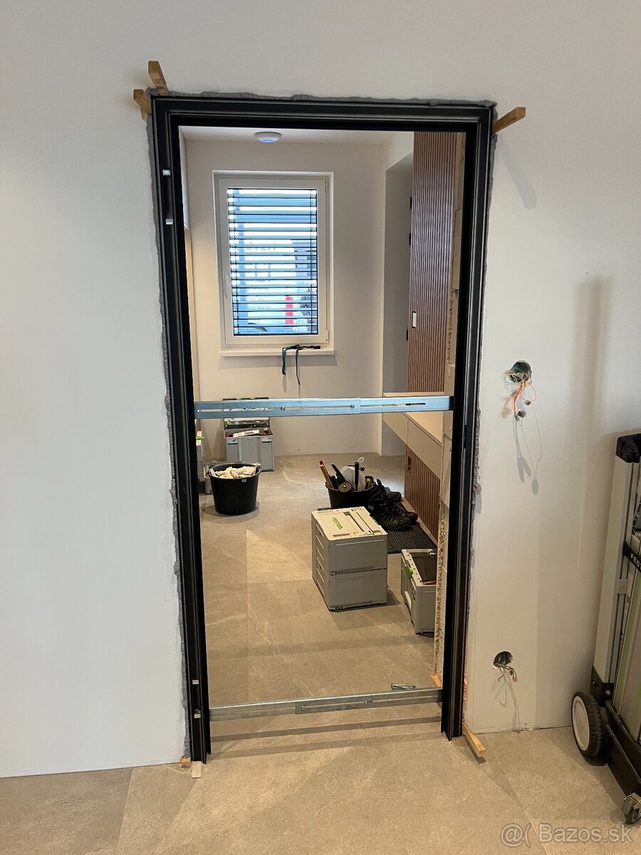 Montážnik interiérových dverí SAPELI - 4