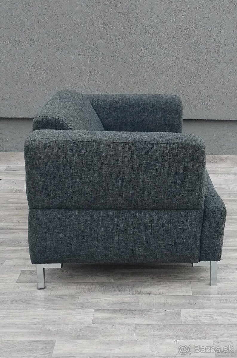 Pohovka sivá látková . - 4