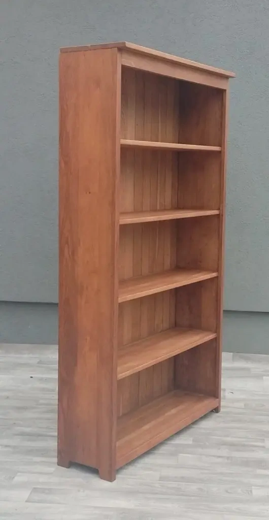 Knižnica so 4 policami. - 4