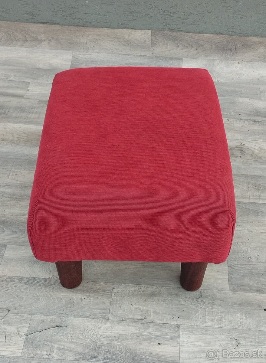 Taburet červený s drevenými nohami. - 4