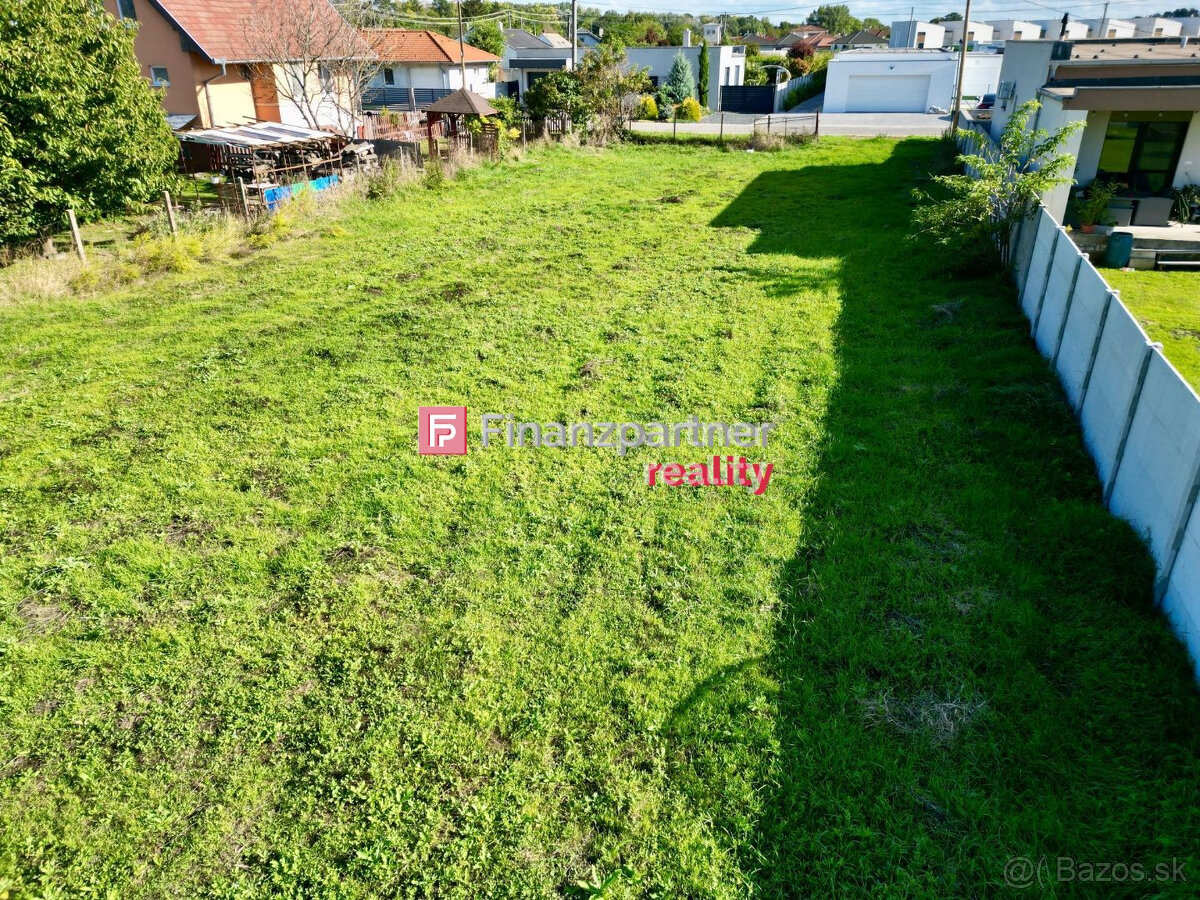 Na predaj stavebný pozemok 883 m2 so stavebným povolením - 4