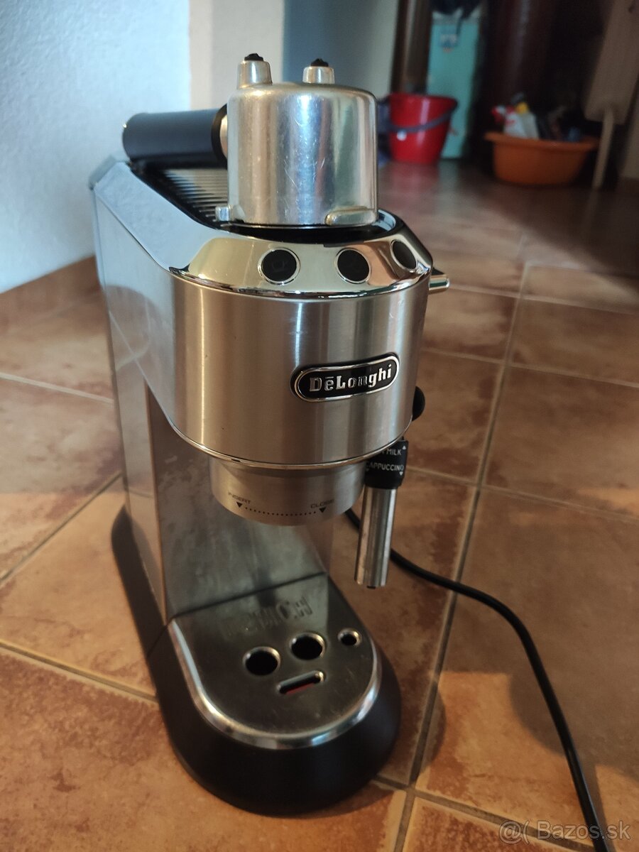 Pákový kávovar DeLonghi Dedica (EC 685) - 4