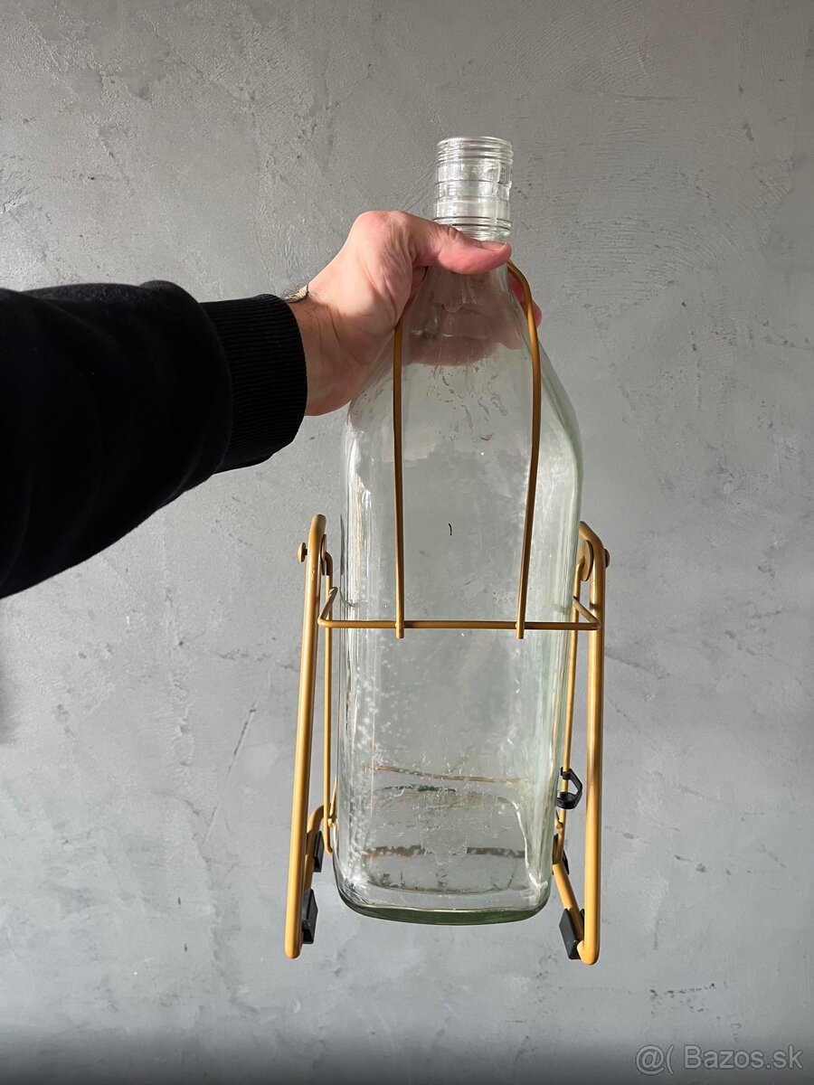 Prázdna sklenená fľaša v stojane - 4