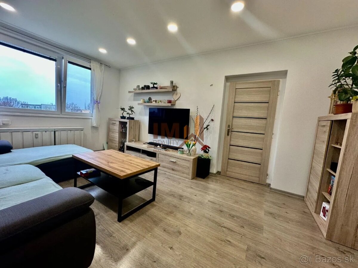 NA PREDAJ VEĽKÝ KOMPLETNE ZREKONŠTRUOVANÝ 2i BYT S LOGGIOU - 4