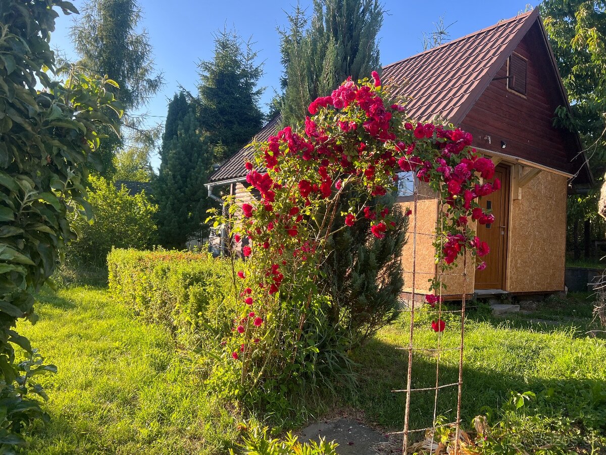 NOVÁ CENA: Stavebná parcela s chatkou- Veličná 884m2 - 4