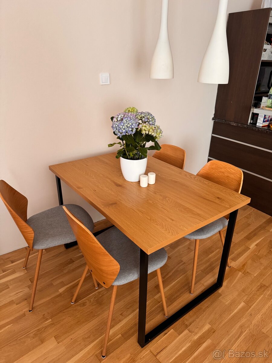 Jedálensky stol + 4 stoličky - 4
