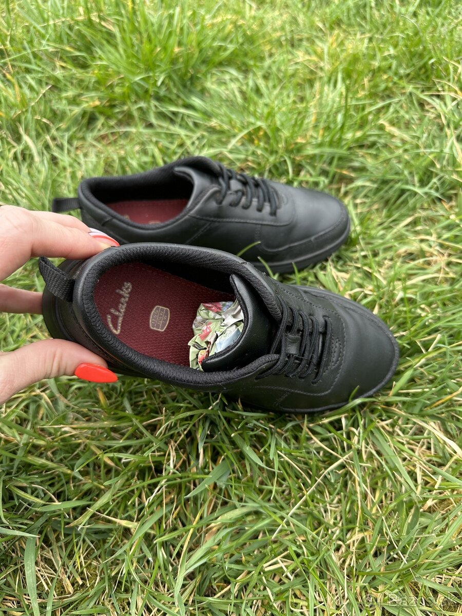 Predám kožené topánky/tenisky Clarks 32 1/2 - 4