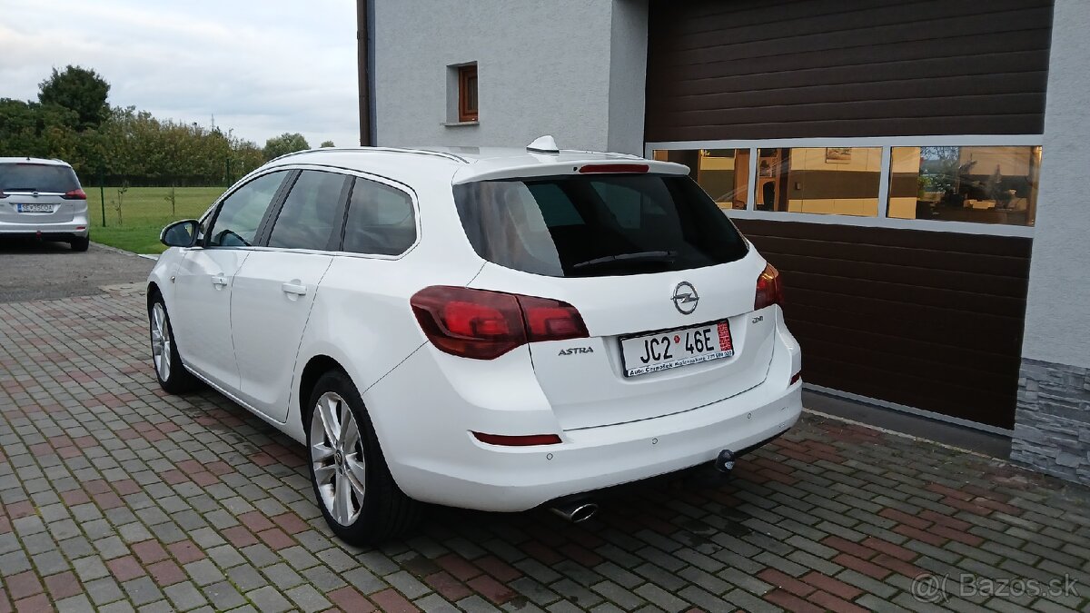 Opel Astra J SportsTourer - 4