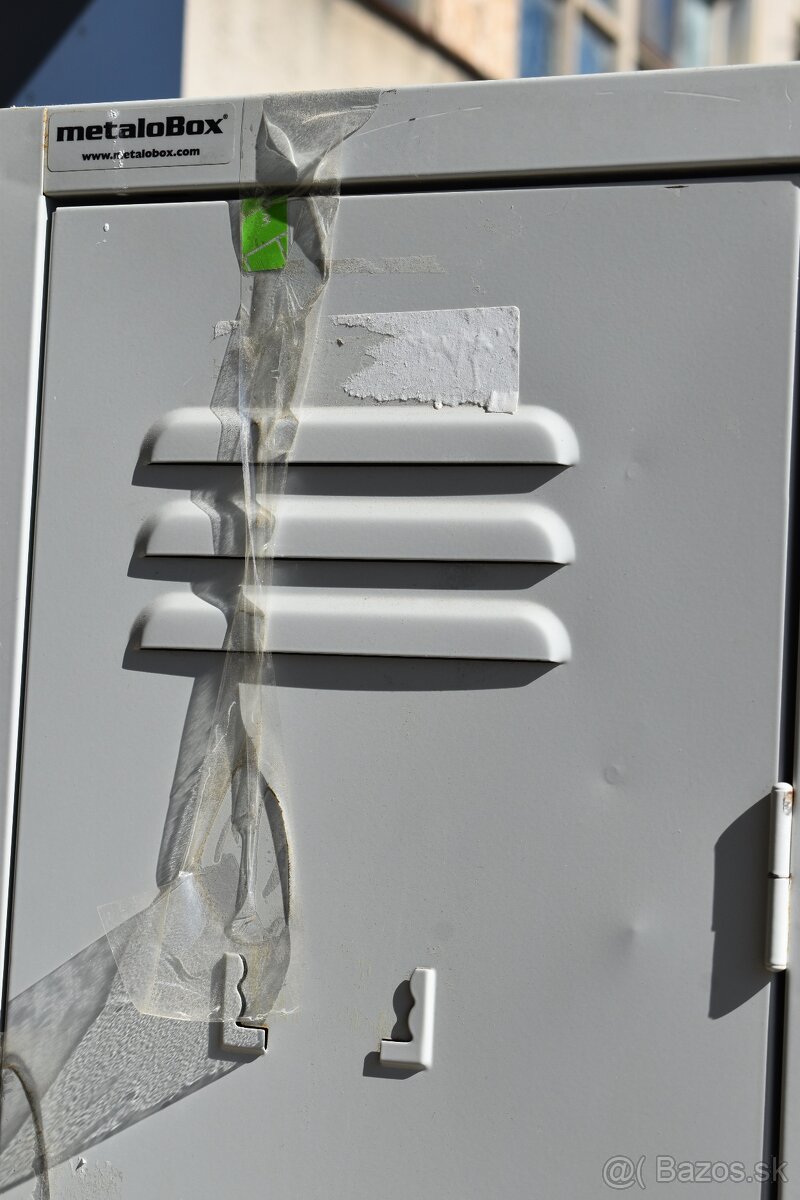 3-dverová šatníková skriňa s dlhými dverami a nožičkami - 4